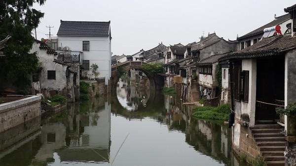 面对曹操进攻，刘备带十万百姓撤离，为何被说虚伪？游戏画面